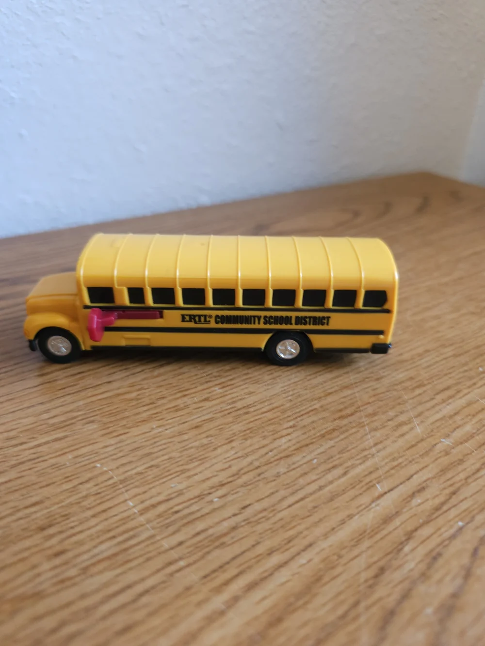 4/$10 Ertl school bus toy 5 inch